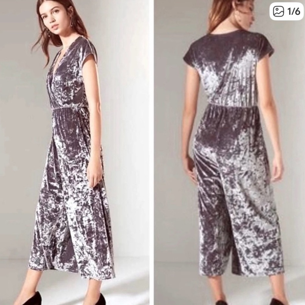 NWT Crushed Velvet Wide leg Jumpsuit Gray Silver Size M Festive Dressy Comfy